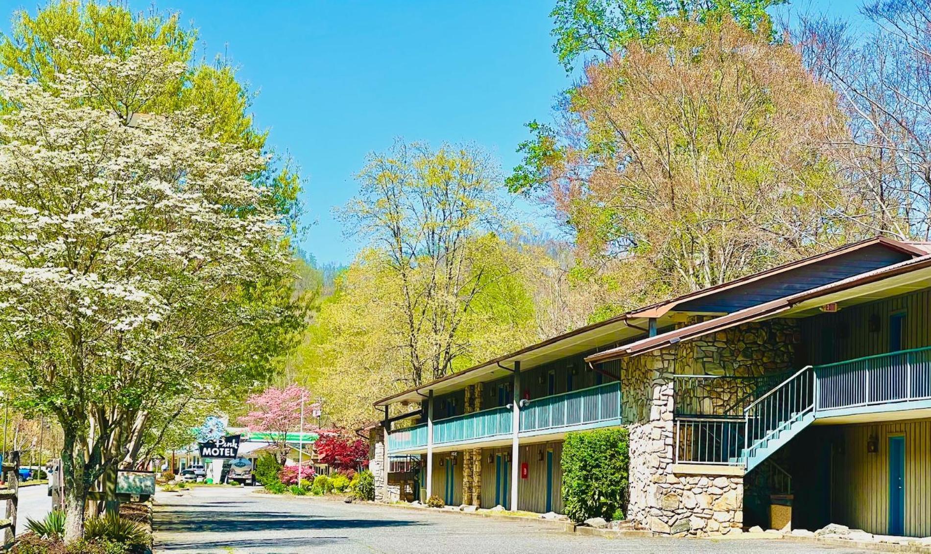 Newfound Lodge On The River Cherokee Exterior photo